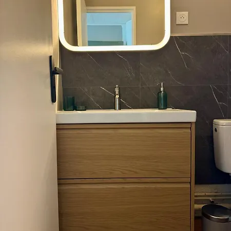 Jolie A Carnon Apartment *